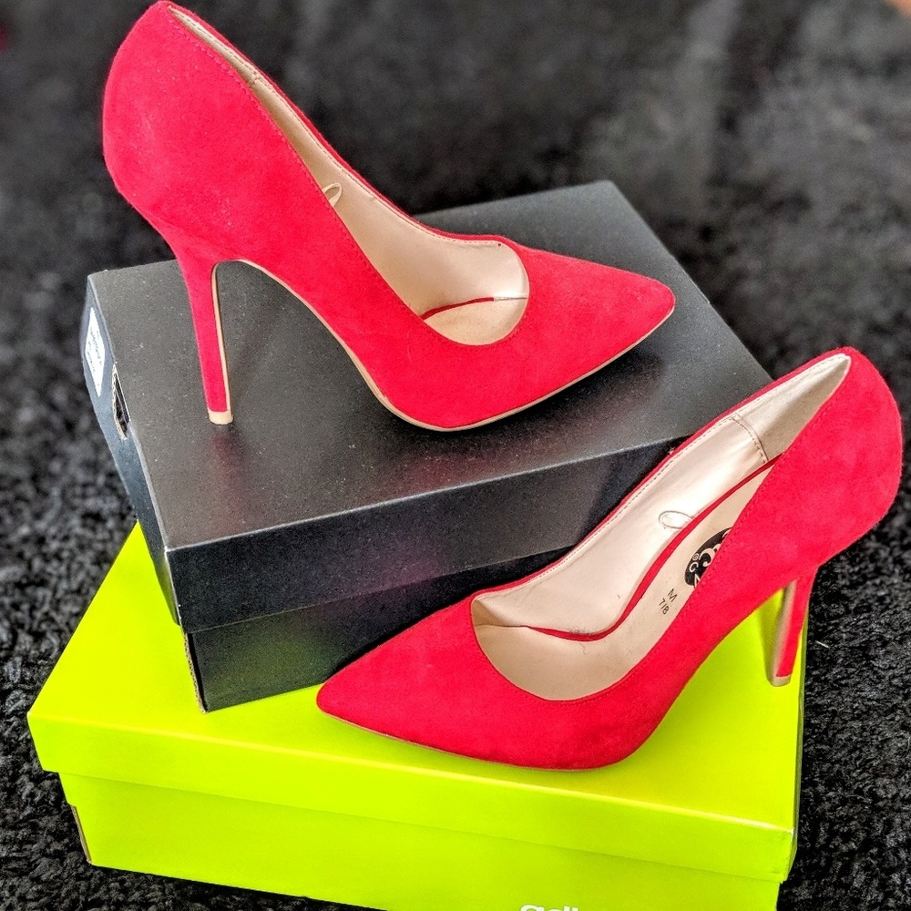 Red pumps